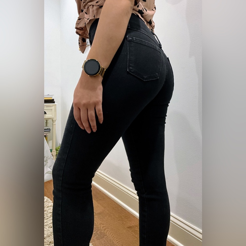 Beautiful skinny jeans, black color perfect to wear with any outfit